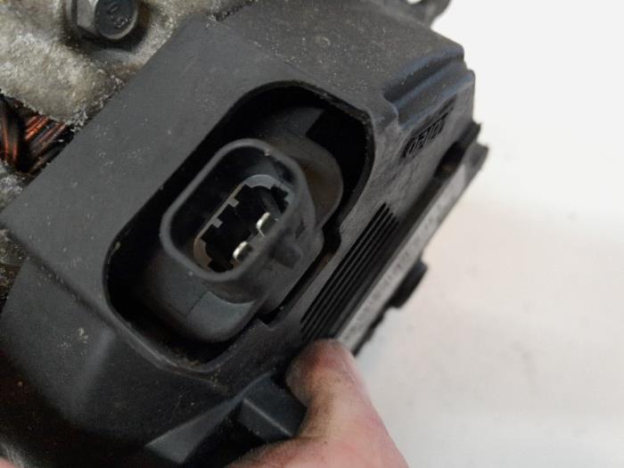 Dynamo van een Opel Corsa D 1.3 CDTi 16V ecoFLEX 2012