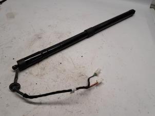 Gebruikte Kofferdekseldemper links-achter Citroen C4 Picasso (3D/3E) 1.6 16V THP 155 Prijs € 183,75 Margeregeling aangeboden door Reclycar De Boer BV