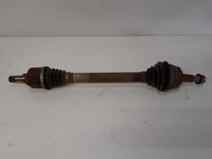 Gebruikte Aandrijfas links-voor Citroen C4 Picasso (3D/3E) 1.6 16V THP 155 Prijs € 52,50 Margeregeling aangeboden door Reclycar De Boer BV