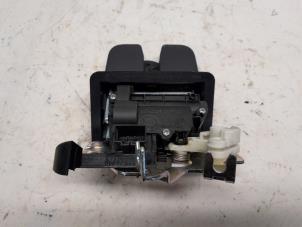 Gebruikte Slotmechaniek Achterklep Skoda Kamiq 1.0 TSI 12V Prijs € 42,00 Margeregeling aangeboden door Reclycar De Boer BV