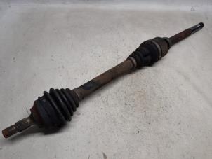 Gebruikte Aandrijfas rechts-voor Peugeot 207 CC (WB) 1.6 16V THP Prijs € 42,00 Margeregeling aangeboden door Reclycar De Boer BV