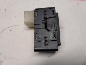 Gebruikte Ruit schakelaar elektrisch Jeep Compass I (MK49) 2.0 CRD 16V 4x4 Prijs € 12,60 Margeregeling aangeboden door Reclycar De Boer BV