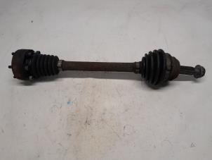 Gebruikte Homokineetas links-voor Volkswagen Polo III (6N2) 1.4 Prijs € 26,25 Margeregeling aangeboden door Reclycar De Boer BV