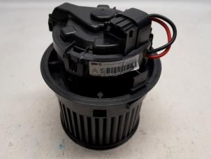 Gebruikte Kachel Ventilatiemotor Peugeot 208 I (CA/CC/CK/CL) 1.2 12V e-THP PureTech 110 Prijs € 42,00 Margeregeling aangeboden door Reclycar De Boer BV