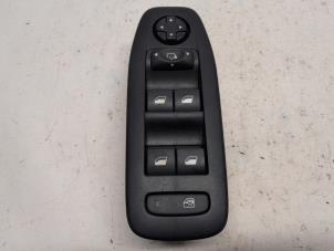 Gebruikte Ruit schakelaar elektrisch Peugeot 208 I (CA/CC/CK/CL) 1.2 12V e-THP PureTech 110 Prijs € 42,00 Margeregeling aangeboden door Reclycar De Boer BV