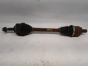 Gebruikte Aandrijfas links-voor Renault Clio II (BB/CB) 1.4 16V Prijs € 36,75 Margeregeling aangeboden door Reclycar De Boer BV