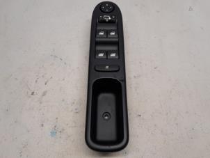 Gebruikte Schakelaar Elektrisch Raam Peugeot 307 Break (3E) 2.0 16V Prijs € 36,75 Margeregeling aangeboden door Reclycar De Boer BV