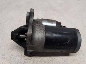 Gebruikte Startmotor Renault Clio III (BR/CR) 1.4 16V Prijs € 26,25 Margeregeling aangeboden door Reclycar De Boer BV