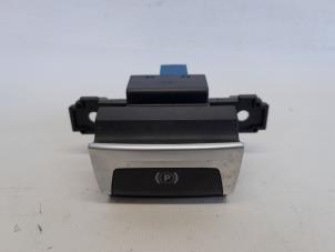 Gebruikte Handrem schakelaar Peugeot 308 (L3/L8/LB/LH/LP) 1.2 12V e-THP PureTech 130 Prijs € 21,00 Margeregeling aangeboden door Reclycar De Boer BV
