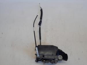 Gebruikte Deurslot Mechaniek 4Deurs links-voor Peugeot 308 (L3/L8/LB/LH/LP) 1.2 12V e-THP PureTech 130 Prijs € 21,00 Margeregeling aangeboden door Reclycar De Boer BV