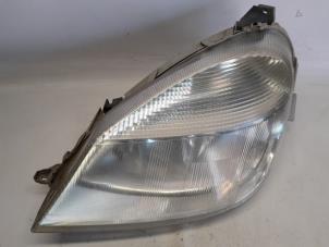 Gebruikte Koplamp links Mercedes Vaneo (W414) 1.6 Prijs € 52,50 Margeregeling aangeboden door Reclycar De Boer BV