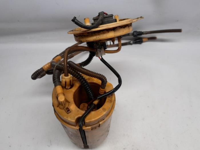 Gebruikte Tank element Pomp Volkswagen Touareg (7LA/7L6) 2.5 TDI R5 Prijs € 42,00 Margeregeling aangeboden door Reclycar De Boer BV