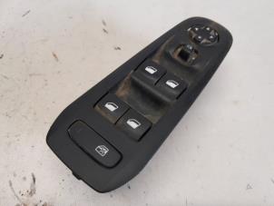 Gebruikte Raam schakelaar elektrisch Peugeot 308 SW (L4/L9/LC/LJ/LR) 1.6 BlueHDi 120 Prijs € 21,00 Margeregeling aangeboden door Reclycar De Boer BV