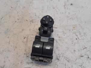 Gebruikte Schakelaar Elektrisch Raam Peugeot Expert (V1/VA/VB/VE/VF/VT/VY) 2.0 Blue HDi 120 16V Prijs € 26,25 Margeregeling aangeboden door Reclycar De Boer BV