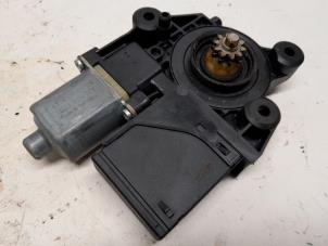 Gebruikte Motor electrisch raam Renault Scénic III (JZ) 1.4 16V TCe 130 Prijs € 36,75 Margeregeling aangeboden door Reclycar De Boer BV