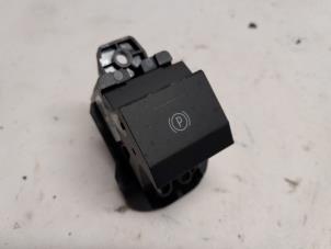 Gebruikte Schakelaar handrem Renault Austral 1.2 E-Tech Hybrid 200 Prijs € 26,25 Margeregeling aangeboden door Reclycar De Boer BV