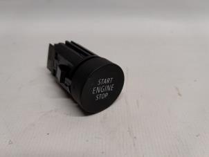 Gebruikte Start/Stop schakelaar Renault Austral 1.2 E-Tech Hybrid 200 Prijs € 26,25 Margeregeling aangeboden door Reclycar De Boer BV