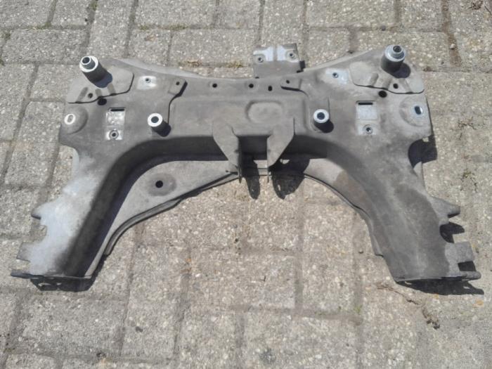 Gebruikte Subframe Renault Captur I (2R) 0.9 Energy TCE 12V Prijs € 126,00 Margeregeling aangeboden door Reclycar De Boer BV