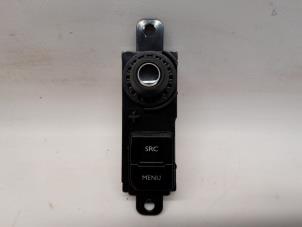 Gebruikte Bediening boordcomputer Peugeot 208 I (CA/CC/CK/CL) 1.2 Vti 12V PureTech 82 Prijs € 15,75 Margeregeling aangeboden door Reclycar De Boer BV