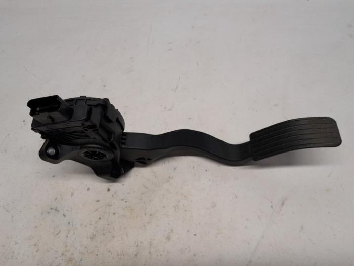 Gaspedaalpositie Sensor van een Peugeot 208 I (CA/CC/CK/CL) 1.2 Vti 12V PureTech 82 2015