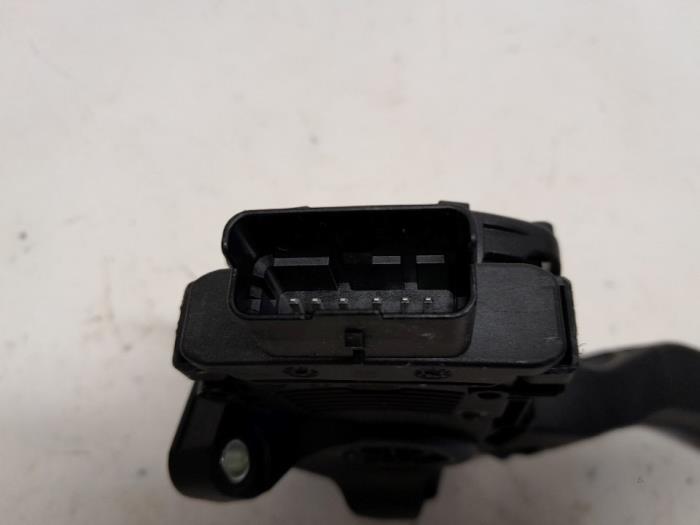 Gaspedaalpositie Sensor van een Peugeot 208 I (CA/CC/CK/CL) 1.2 Vti 12V PureTech 82 2015