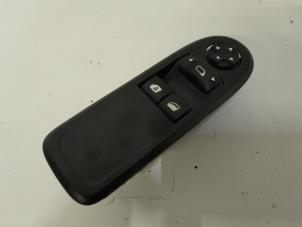 Gebruikte Schakelaar Elektrisch Raam Citroen C3 (SC) 1.6 BlueHDI 75 Prijs € 36,75 Margeregeling aangeboden door Reclycar De Boer BV