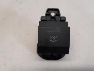 Gebruikte Handrem schakelaar Renault Megane E-Tech (RCB) Prijs € 26,25 Margeregeling aangeboden door Reclycar De Boer BV