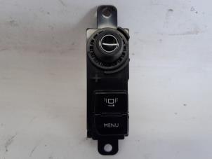 Gebruikte Bediening boordcomputer Peugeot 208 I (CA/CC/CK/CL) 1.2 Vti 12V PureTech 82 Prijs € 15,75 Margeregeling aangeboden door Reclycar De Boer BV