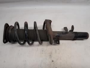 Gebruikte Schokbreker rechts-voor Ford Grand C-Max (DXA) 1.6 EcoBoost 16V Prijs € 42,00 Margeregeling aangeboden door Reclycar De Boer BV