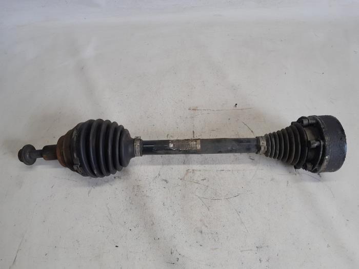 Gebruikte Aandrijfas links-voor Audi A3 Sportback (8VA/8VF) 1.6 TDI 16V Prijs € 31,50 Margeregeling aangeboden door Reclycar De Boer BV