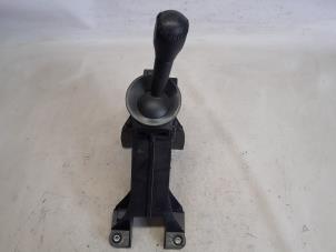 Gebruikte Versnellingspook Renault Twingo III (AH) 1.0 SCe 70 12V Prijs € 52,50 Margeregeling aangeboden door Reclycar De Boer BV