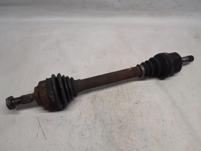 Gebruikte Aandrijfas links-voor Peugeot 207/207+ (WA/WC/WM) 1.6 16V GT THP Prijs € 26,25 Margeregeling aangeboden door Reclycar De Boer BV