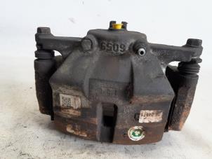 Gebruikte Remklauw (Tang) links-voor Nissan Qashqai +2 (JJ10E) 1.5 dCi DPF Prijs € 31,50 Margeregeling aangeboden door Reclycar De Boer BV