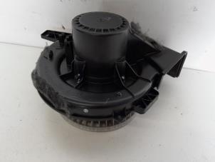 Gebruikte Kachel Ventilatiemotor Audi A1 Sportback (8XA/8XF) 1.0 TFSI Ultra 12V Prijs € 36,75 Margeregeling aangeboden door Reclycar De Boer BV