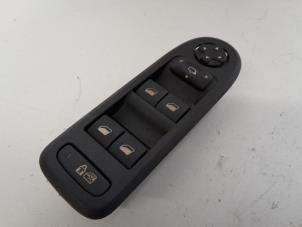 Gebruikte Raam schakelaar elektrisch Peugeot 508 (8D) 1.6 THP 16V Prijs € 36,75 Margeregeling aangeboden door Reclycar De Boer BV
