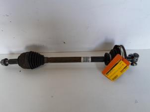 Gebruikte Aandrijfas links-voor Renault Twingo II (CN) 1.2 16V Prijs € 36,75 Margeregeling aangeboden door Reclycar De Boer BV