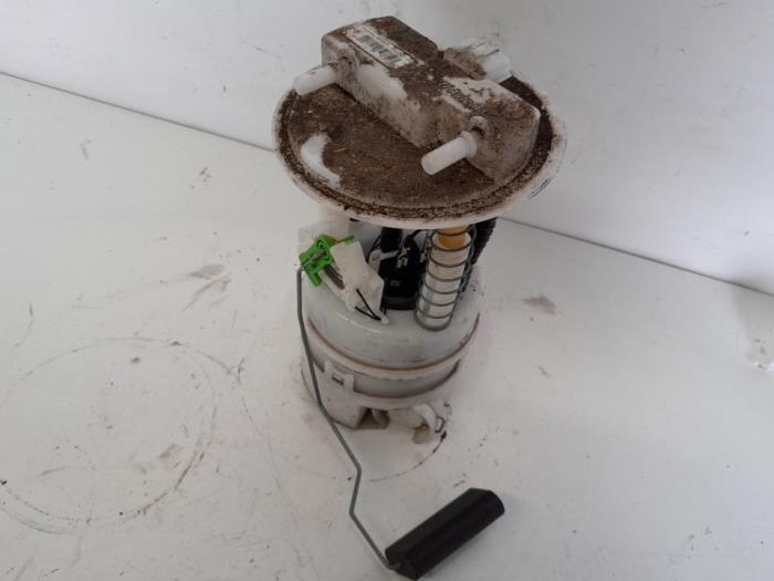 Gebruikte Tank element Pomp Renault Clio IV (5R) 0.9 Energy TCE 90 12V Prijs € 52,50 Margeregeling aangeboden door Reclycar De Boer BV