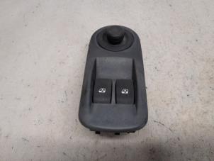 Gebruikte Ruit schakelaar elektrisch Opel Vivaro 1.9 DTI 16V Prijs € 26,25 Margeregeling aangeboden door Reclycar De Boer BV