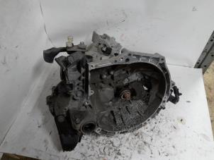 Gebruikte Versnellingsbak Peugeot 208 I (CA/CC/CK/CL) 1.2 Vti 12V PureTech 82 Prijs € 183,75 Margeregeling aangeboden door Reclycar De Boer BV