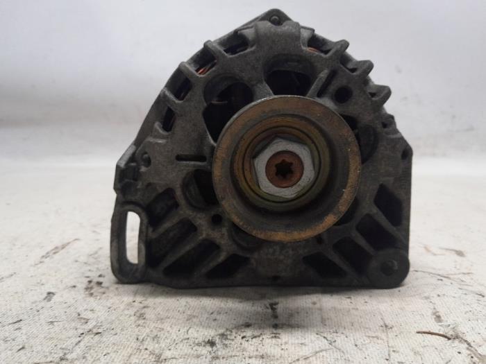 Gebruikte Dynamo Renault Twingo (C06) 1.2 16V Prijs € 36,75 Margeregeling aangeboden door Reclycar De Boer BV