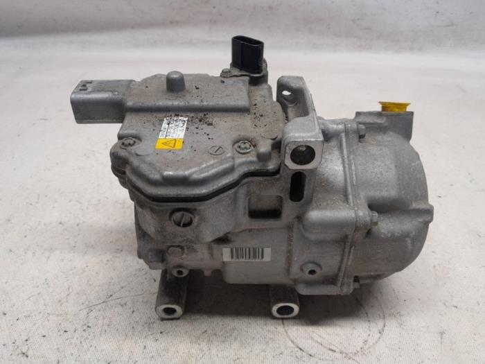 Aircopomp van een Toyota Auris Touring Sports (E18) 1.8 16V Hybrid 2017