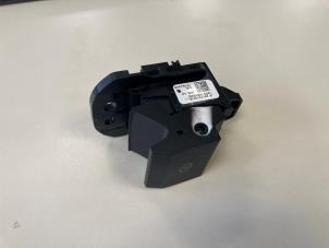 Gebruikte Handrem schakelaar Renault Austral 1.2 Mild Hybrid Advanced 130 Prijs € 26,25 Margeregeling aangeboden door Reclycar De Boer BV