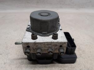 Gebruikte ABS Pomp Renault Clio IV Estate/Grandtour (7R) 1.5 Energy dCi 90 FAP Prijs € 78,75 Margeregeling aangeboden door Reclycar De Boer BV