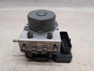 Gebruikte ABS Pomp Renault Clio IV (5R) 0.9 Energy TCE 90 12V Prijs € 78,75 Margeregeling aangeboden door Reclycar De Boer BV