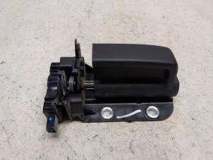 Gebruikte Schuifdeurgreep rechts Seat Alhambra (7N) 2.0 TDI 16V Prijs € 26,25 Margeregeling aangeboden door Reclycar De Boer BV