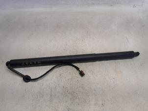 Gebruikte Gasdemper rechts-achter Audi Q2 (GAB/GAG) 2.0 30 TDI 16V Prijs € 47,25 Margeregeling aangeboden door Reclycar De Boer BV