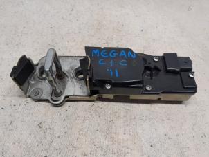 Gebruikte Achterklep Slotvanger Renault Megane III CC (EZ) 1.5 dCi 110 Prijs € 52,50 Margeregeling aangeboden door Reclycar De Boer BV