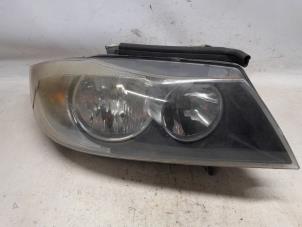 Gebruikte Koplamp rechts BMW 3 serie (E90) 318i 16V Prijs € 78,75 Margeregeling aangeboden door Reclycar De Boer BV
