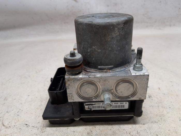 ABS Pomp van een Hyundai i20 1.2i 16V 2011