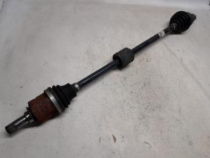 Gebruikte Aandrijfas rechts-voor Opel Corsa E 1.4 16V Prijs € 52,50 Margeregeling aangeboden door Reclycar De Boer BV